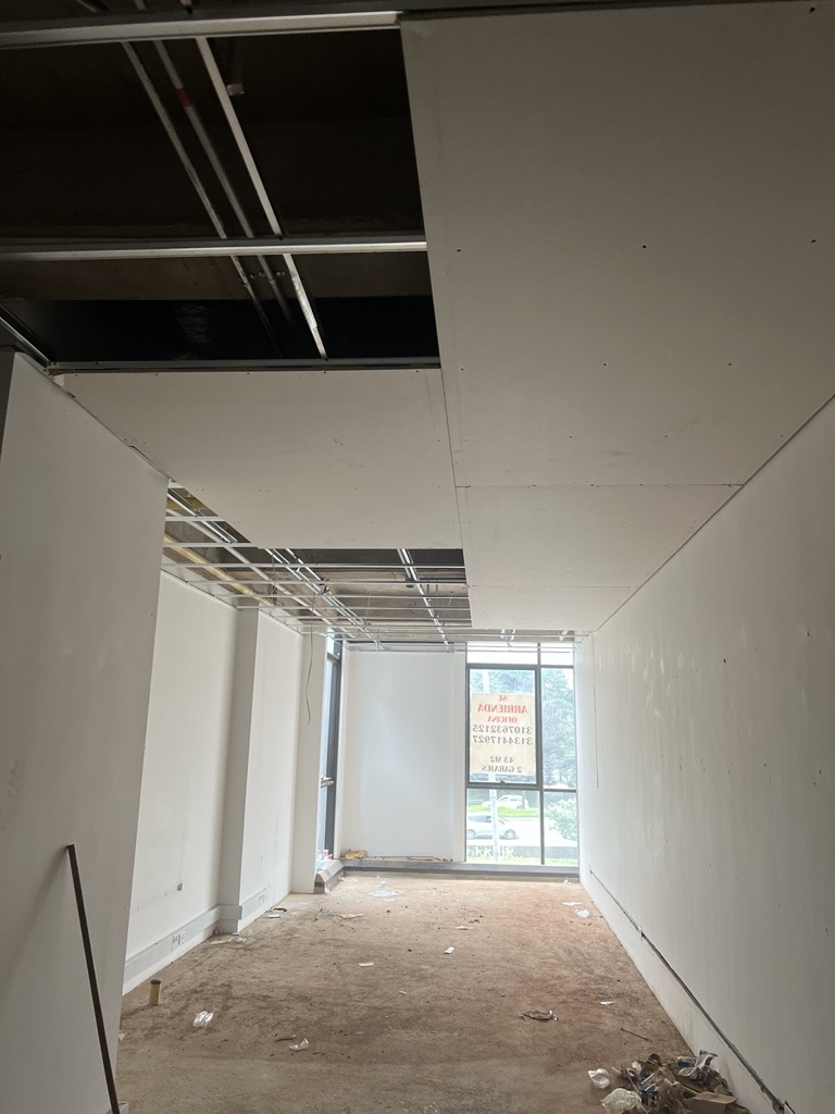 Oficina en obra gris antes de la adecuación