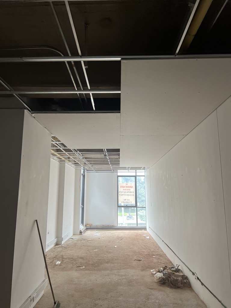 Instalaciones y estructura de cielo en obra gris